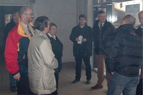Über den Fortschritt der Bauarbeiten für die Artland-Arena informierte sich die CDU-Quakenbrück vor Ort bei einer Begehung der Baustelle an der Jahnstraße. Mit der neuen Mehrzweckhalle bekommt die Burgmannstadt auf Initiative der Christdemokraten nicht nur neue Möglichkeiten für den Schul- und Vereinssport, sondern auch einen Veranstaltungsort für kulturelle Events und Begegnungen des Spitzensports.