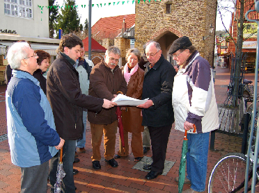Neugestaltung im Bereich der Hohen Pforte: Dar�ber informierten CDU-Vorsitzender Calderone und Stadtb�rgermeister Becker die Teilnehmer einer durch Heinrich B�ning geleiteten Stadtf�hrung.