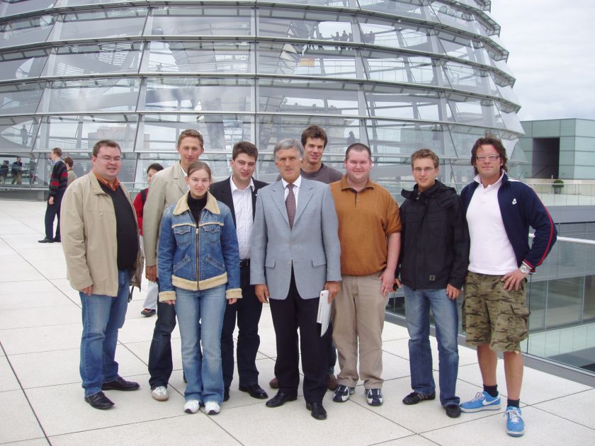Vor der Kuppel des Bundestages: Die Reiseteilnehmer aus den Reihen der Jungen Union Artland zusammen mit CDU-MdB Georg Schirmbeck (Mitte).