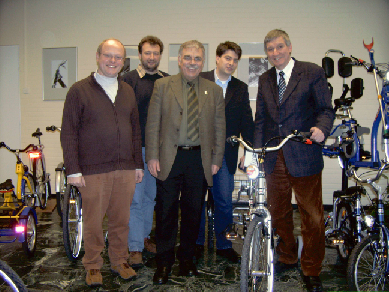 Rehaartikel von PfauTec: MdL Reinhold Coenen, CDU-Vorsitzender Christian Calderone und Quakenbr�cks B�rgermeister Wolfgang Becker (von rechts) liessen sich von Achim Mustermann und Fritz Schl�ter die Produktpalette des jungen Unternehmens vorstellen.