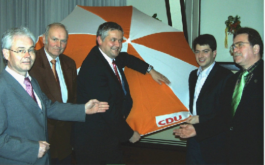 Nach dem Votum: Reinhard Scholz (3. von links) mit den CDU-Vorsitzenden (von links) Werner Liere-Netheler (Badbergen), Heinrich Bergfeld (Nortrup), Christian Calderone (Quakenbr�ck) und Max Eckelt (Menslage).