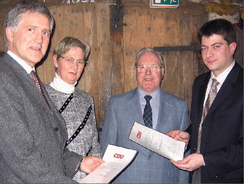 130 G�ste konnte die CDU auf ihrem schon traditionellen Neujahrsempfang im Weinkeller Kruse begr��en. CDU-Vorsitzender Christian Calderone betonte, dass es den Christdemokraten in der Burgmannstadt wichtig sei, unter Einbindung zahlreicher B�rgerinnen und B�rger die Herausforderungen der Zukunft f�r das kommunale Gemeinwesen gemeinsam an zu gehen. Im Mittelpunkt des offiziellen Teils des Neujahrsempfanges standen die Ansprache des Vorsitzenden und die Ehrung langj�hriger Mitglieder (Foto). 