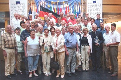 Die Reisegruppe im Europ�ischen Parlament in Stra�burg mit dem EVP-Vorsitzenden Prof. P�ttering (5. von links).
