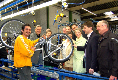 Neue Fahrr�der aus den alten Kynasthallen: Die CDU-Quakenbr�ck informierte sich bei Gesch�ftsf�hrer S�hnchen (3. von links) �ber den Neustart der Produktion am Standort.