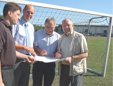 Vor Ort verschafften sich CDU-Stadtb�rgermeisterkandidat Wolfgang Becker  (rechts) zusammen mit dem CDU-Vorsitzenden Christian Calderone und den Fraktionssprechern Ludger Greten und Hubert Schwertmann (von links) einen �berblick �ber die geplante Neuordnung im Bereich der Sportgel�ndes Jahnstra�e.