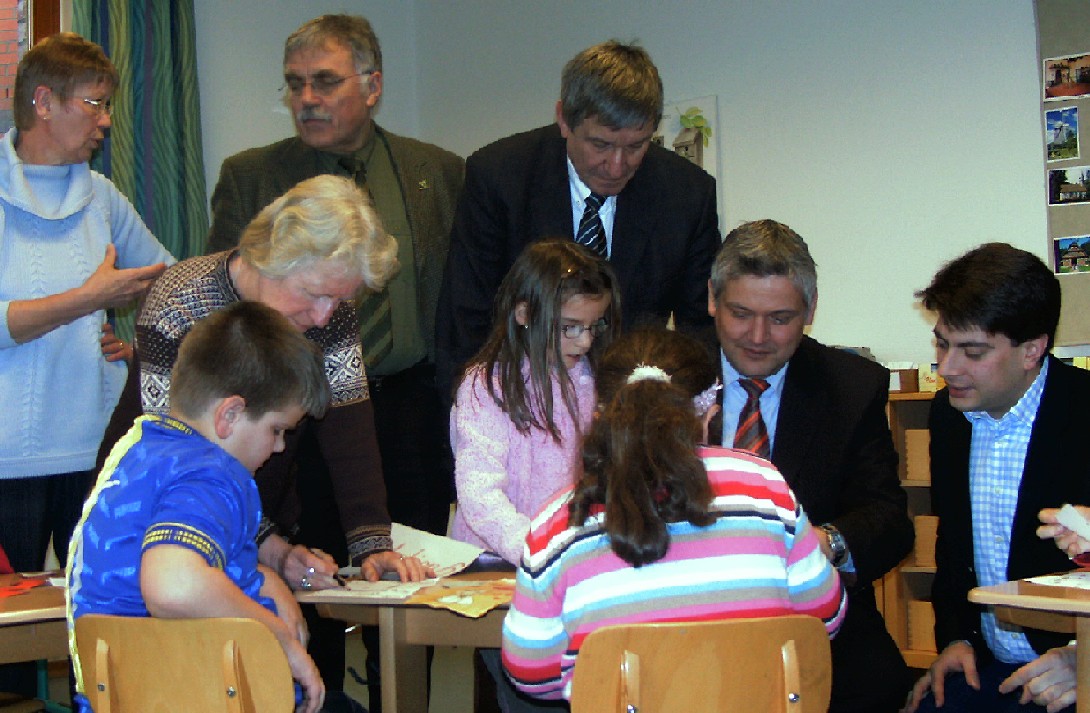 Ihre ganze Aufmerksamkeit richteten die Besuchsdelegation aus Christian Calderone, Reinhard Scholz, Reinhold Coenen und Wolfgang Becker (von rechts) auf den Unterricht in der Grundschule Neustadt.